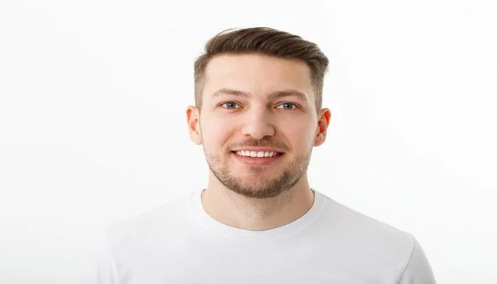 Bijouterie Gisoo portrait cheerful young man white tshirt white background guy is standing looking camera smiling 168410 2323 1