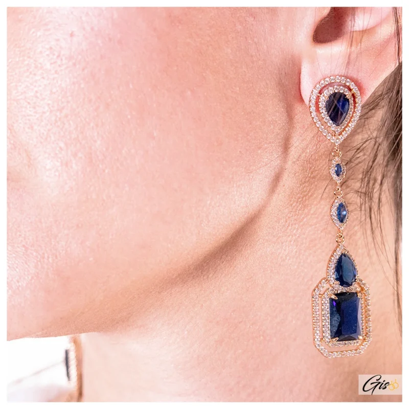 Bijoux Suisses Gisoo Jewels Boucles d'oreilles Royal Saphir - ELEGANCE 56, des pendants en cuivre environnemental plaqué or 18 carats, ornés de pierres de saphir bleu CZ