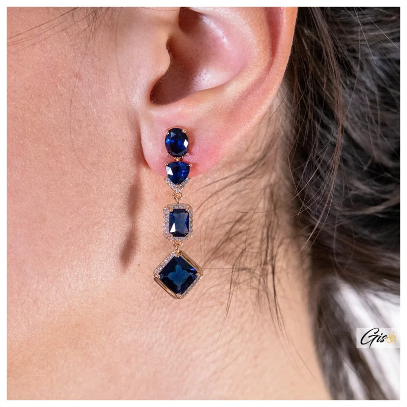 Gisoo Jewels Bijoux Suisses Boucles d'oreilles Cascade Royale - ÉLÉGANCE 51 plaqué or 18 carats, ces pendants élégants sont ornés de saphirs bleus